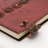 Zápisník s koženými deskami s pohanským pentagramem s kruhy a kameny sedmi čaker